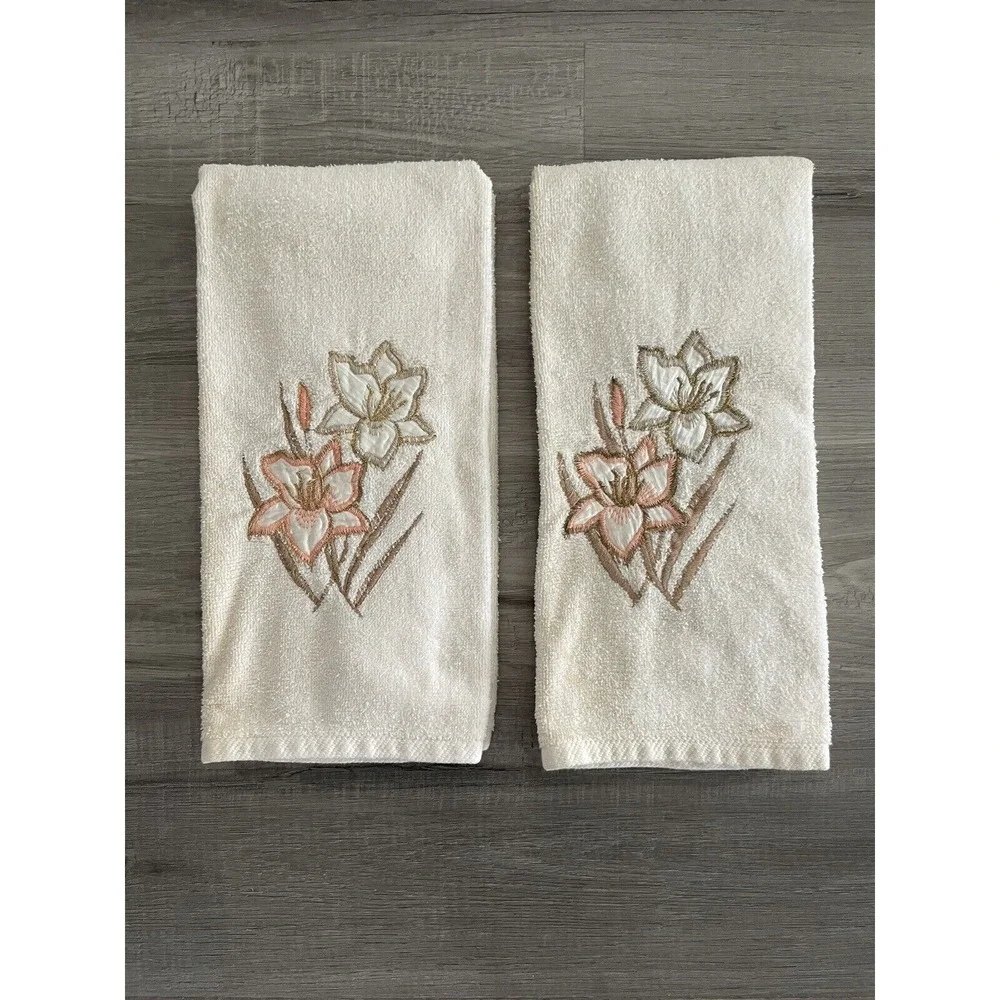 Set of 2 Vintage Cream Color Embroidered Applique Flowers‎ Hand Towels